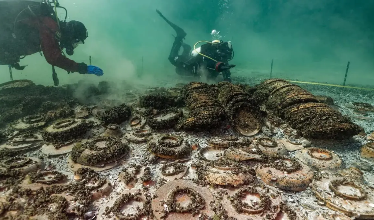 Arqueólogos submarinos recuperan después de 2.000 años cientos de objetos romanos conservados casi a la perfección en un lago suizo